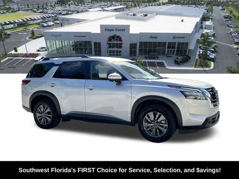 Used 2025 Nissan Pathfinder SV image 2