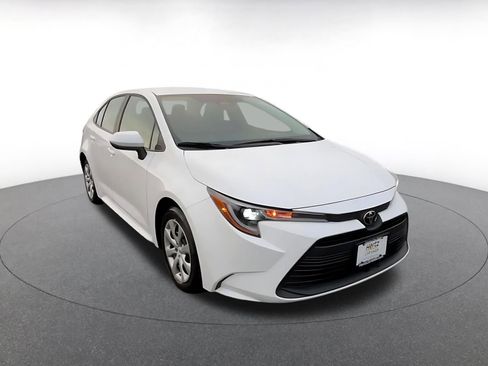 Used 2025 Toyota Corolla LE image 3