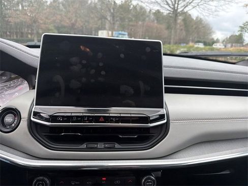 Used 2024 Jeep Compass Limited image 11