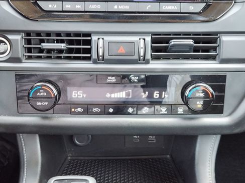 Used 2024 Nissan Pathfinder S FWD image 17