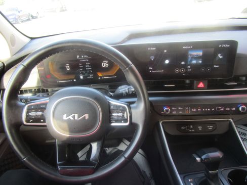 Used 2025 Kia Carnival FWD image 14