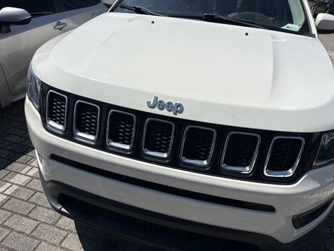 Used 2019 Jeep Compass Latitude FWD image 3