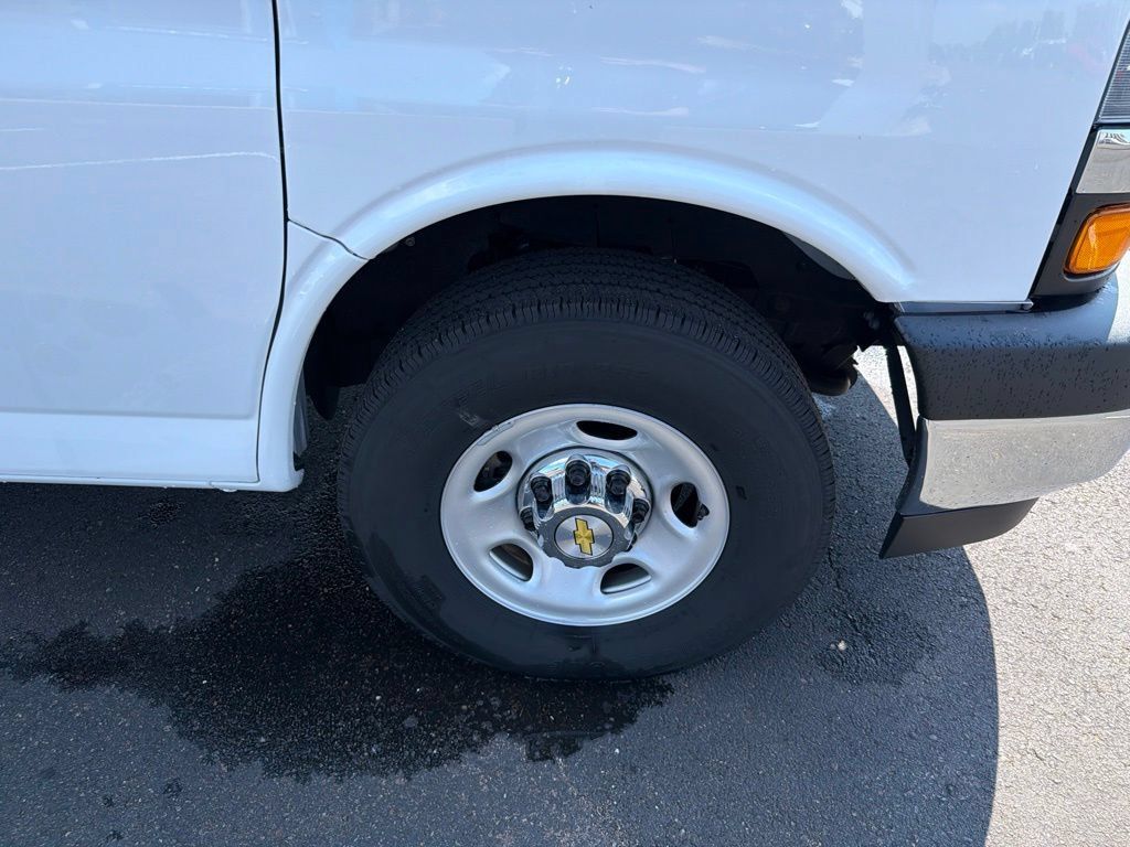 Used 2025 Chevrolet Express 3500 LT w/ LT Preferred Equipment Group RWD image 29