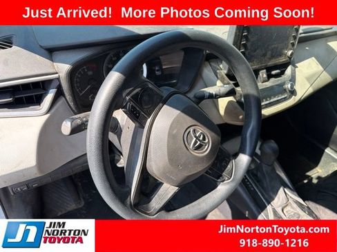 Used 2022 Toyota Corolla LE FWD image 11
