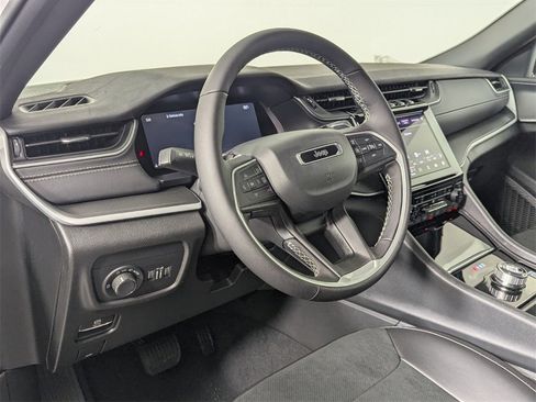 New 2025 Jeep Grand Cherokee Altitude image 11