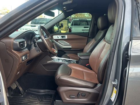 Used 2022 Ford Explorer King Ranch w/ Premium Technology Package image 11
