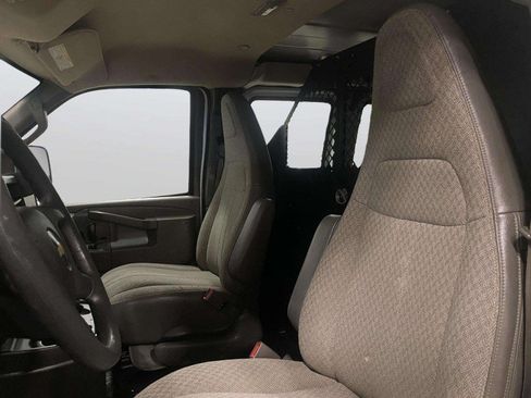 Used 2017 Chevrolet Express 2500 Extended RWD image 18