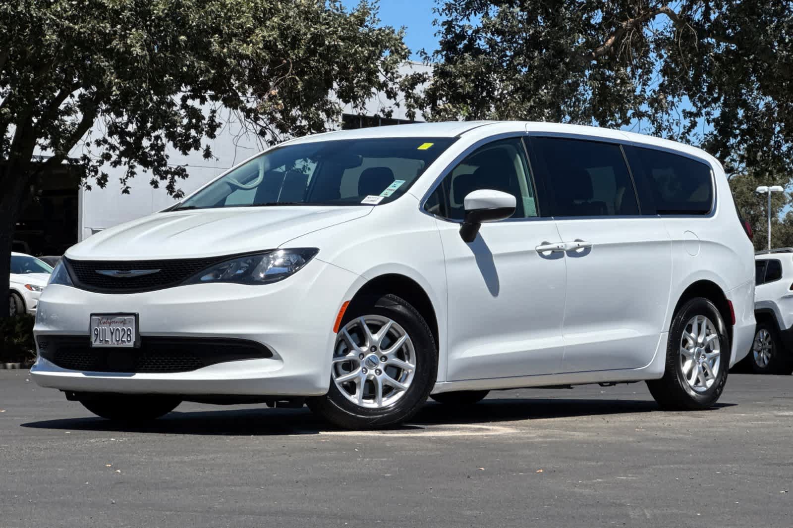 Used 2023 Chrysler Voyager LX FWD image 1