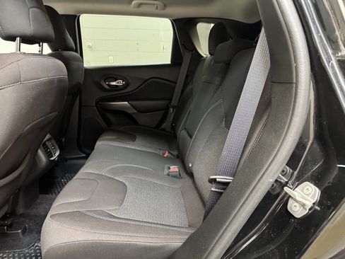 Used 2019 Jeep Cherokee Latitude w/ Cold Weather Group image 15