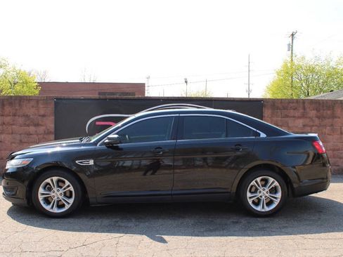 Used 2017 Ford Taurus SE FWD image 2