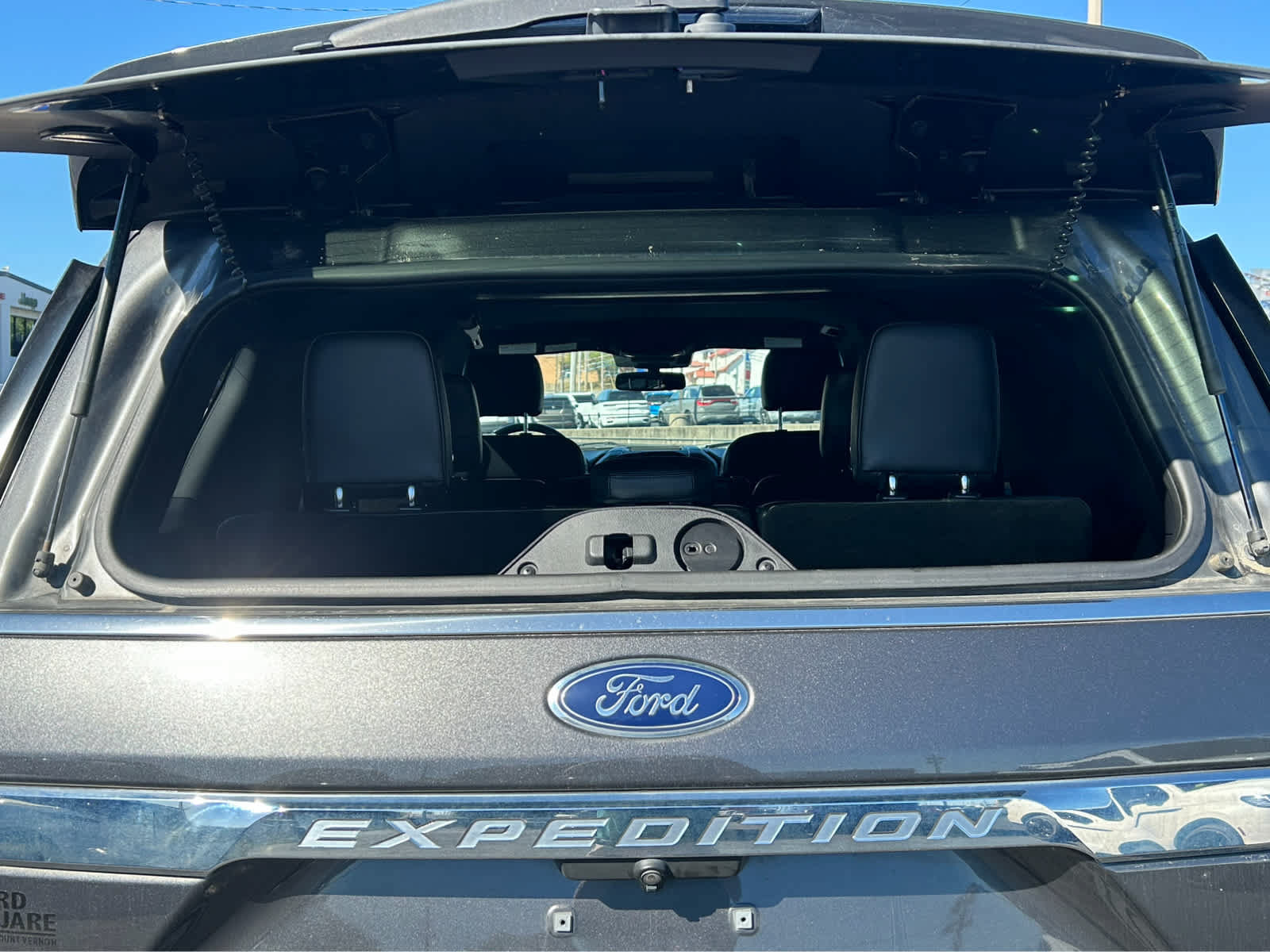 Used 2019 Ford Expedition XLT w/ Equipment Group 202A AWD/4WD image 10