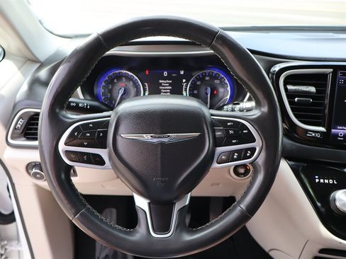 Used 2023 Chrysler Pacifica Touring-L FWD image 9