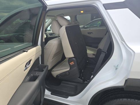 Used 2025 Nissan Pathfinder SL image 6