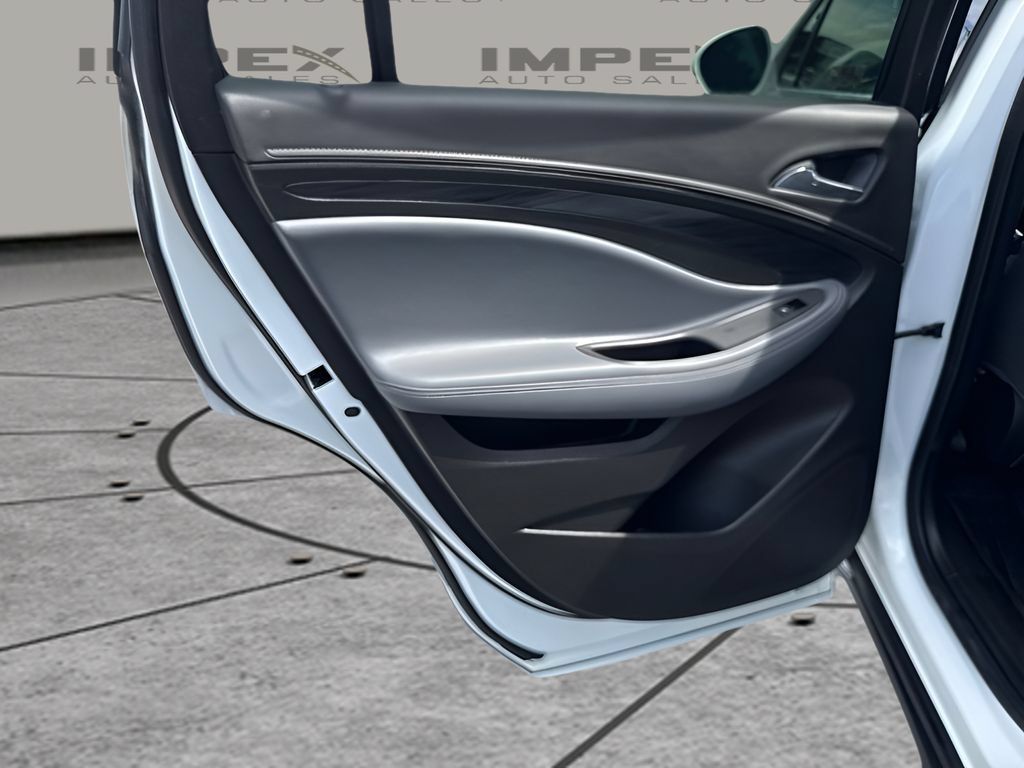 Used 2020 Buick Envision Essence FWD image 18