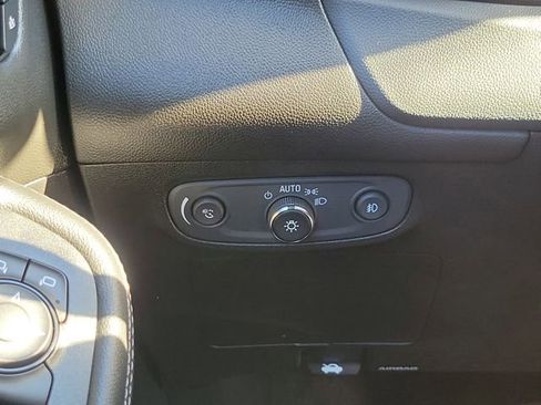 Used 2021 Buick Encore GX Essence image 13