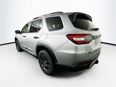 Used 2025 Honda Pilot TrailSport image 3