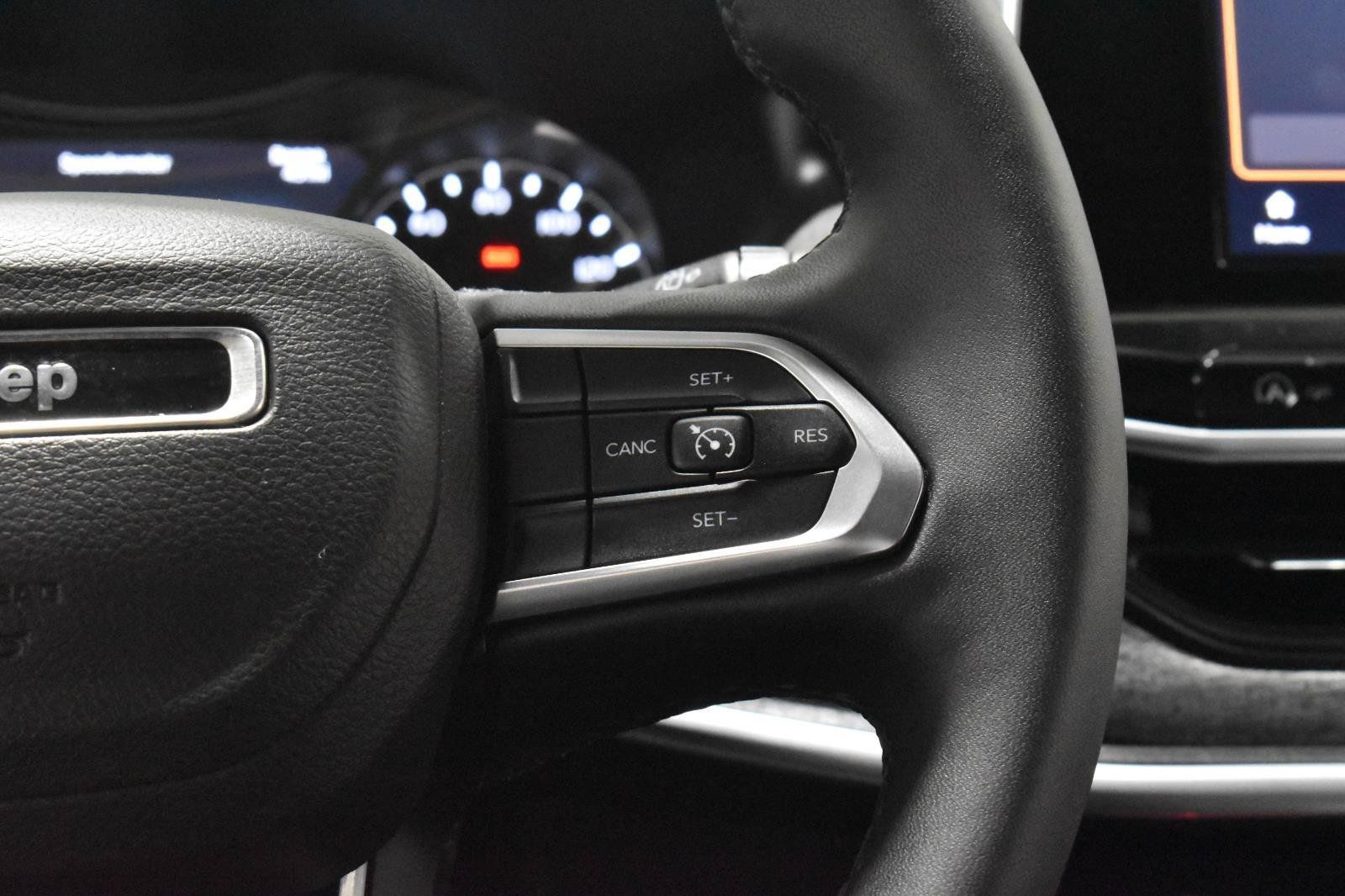 Used 2025 Jeep Compass Latitude AWD/4WD image 11