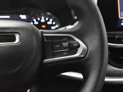 Used 2025 Jeep Compass Latitude AWD/4WD image 11