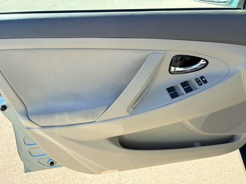 Used 2010 Toyota Camry LE image 17