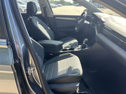 Used 2025 Volkswagen Jetta SE w/ Sunroof Package FWD image 28