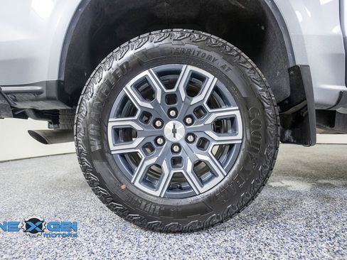 Used 2025 Chevrolet Colorado Z71 w/ Technology Package AWD/4WD image 45