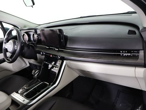 Used 2024 Kia Carnival EX image 26
