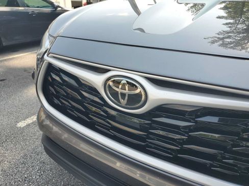 Used 2021 Toyota Highlander XLE FWD image 5