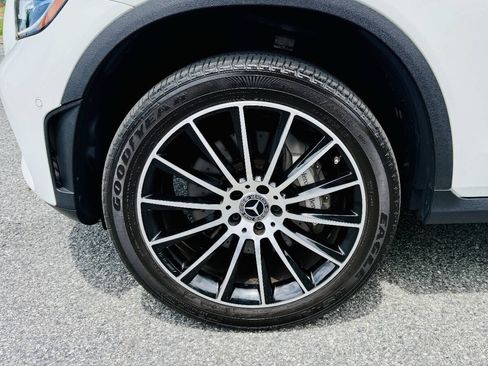 Used 2022 Mercedes-Benz GLC 300 4MATIC w/ AMG Line image 9