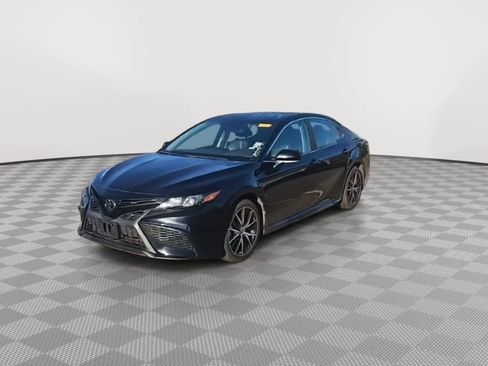 Used 2023 Toyota Camry SE image 4