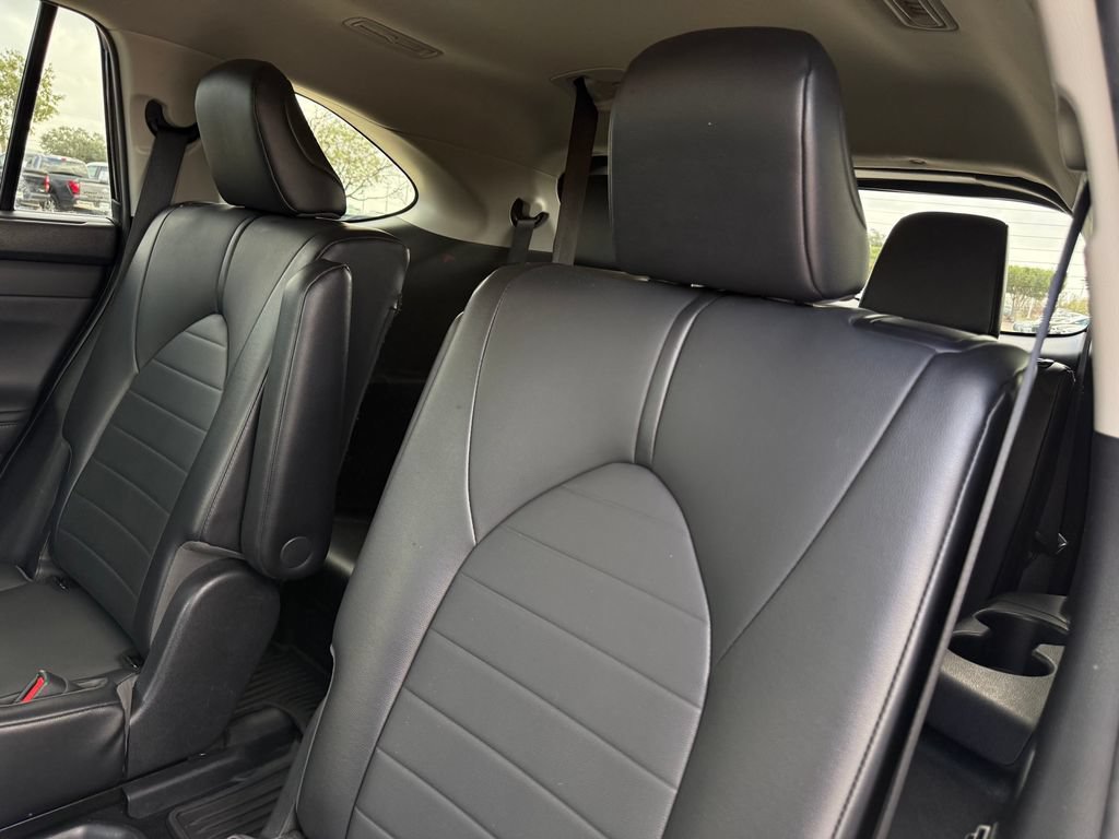 Used 2021 Toyota Highlander XLE FWD image 19