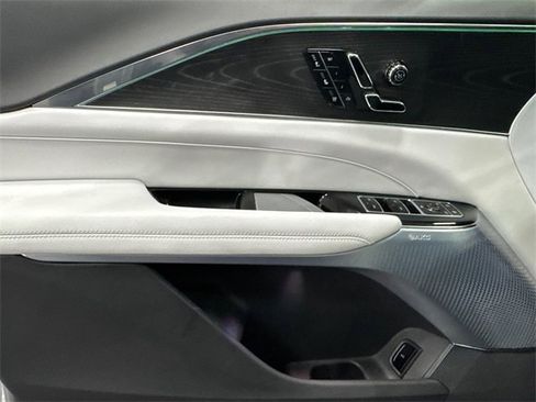 Used 2024 Cadillac Lyriq Luxury image 12