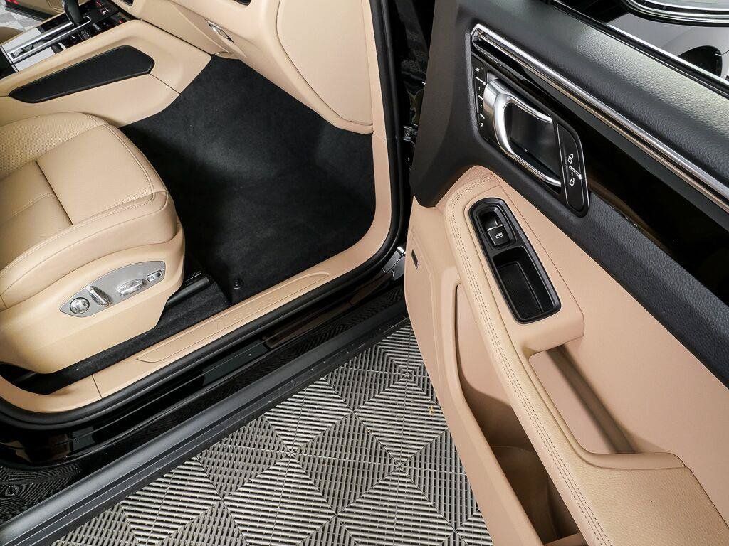 Certified 2026 Porsche Macan AWD/4WD image 25