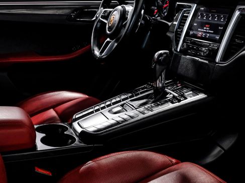 Used 2017 Porsche Macan Turbo image 28