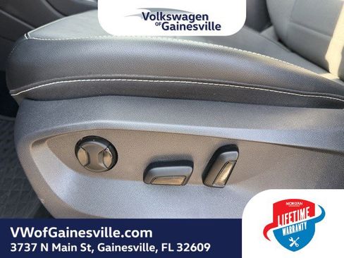 Certified 2023 Volkswagen Taos SE image 17