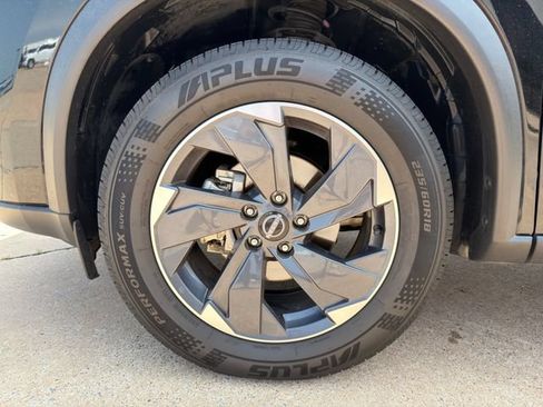 Used 2025 Nissan Rogue SV FWD image 9