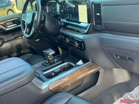 Used 2024 Chevrolet Silverado 1500 LT Trail Boss w/ LT Trail Boss Premium Package AWD/4WD image 11