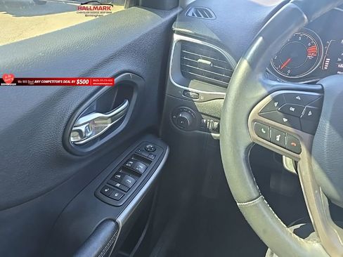 Used 2019 Jeep Cherokee Latitude Plus w/ Comfort/Convenience Group image 14