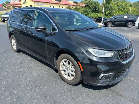 Used 2025 Chrysler Pacifica Select FWD image 3
