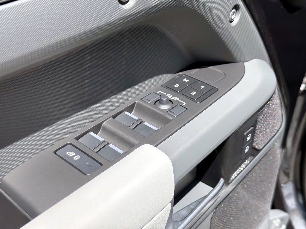 New 2026 Land Rover Defender 110 X-Dynamic SE AWD/4WD image 17