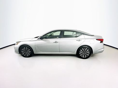 Used 2024 Nissan Altima 2.5 SV image 4