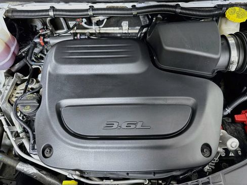 Used 2024 Chrysler Pacifica Touring-L FWD image 30