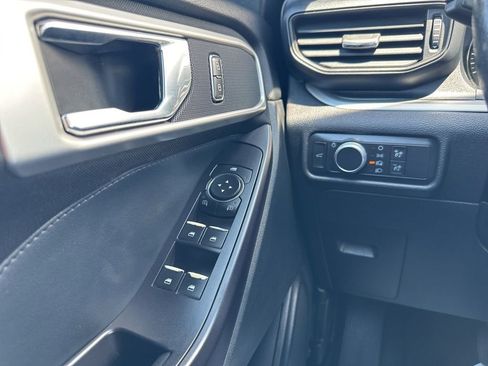 Used 2020 Ford Explorer XLT w/ Comfort Package image 12