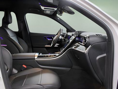 Used 2024 Mercedes-Benz GLC 300 4MATIC image 3