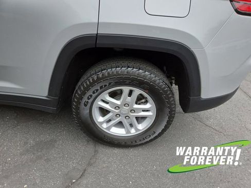 Used 2024 Jeep Grand Cherokee Laredo w/ Luxury Tech Group I AWD/4WD image 21