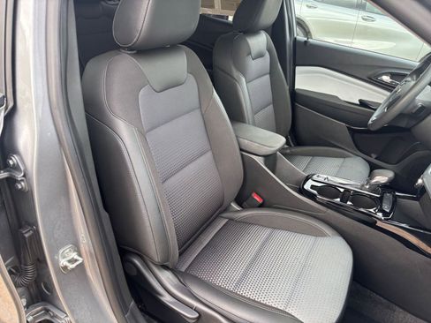 Used 2025 Chevrolet Trax LT image 35