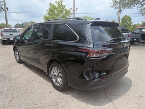 Used 2025 Toyota Sienna XLE FWD image 4