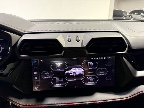 Used 2025 Lamborghini Urus SE AWD/4WD image 38