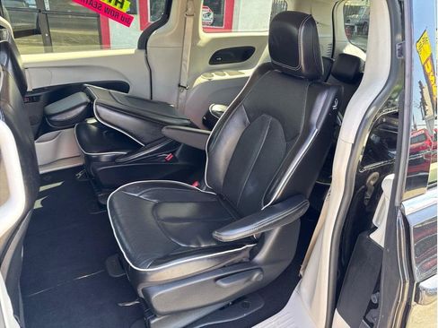 Used 2023 Chrysler Pacifica Limited FWD image 33