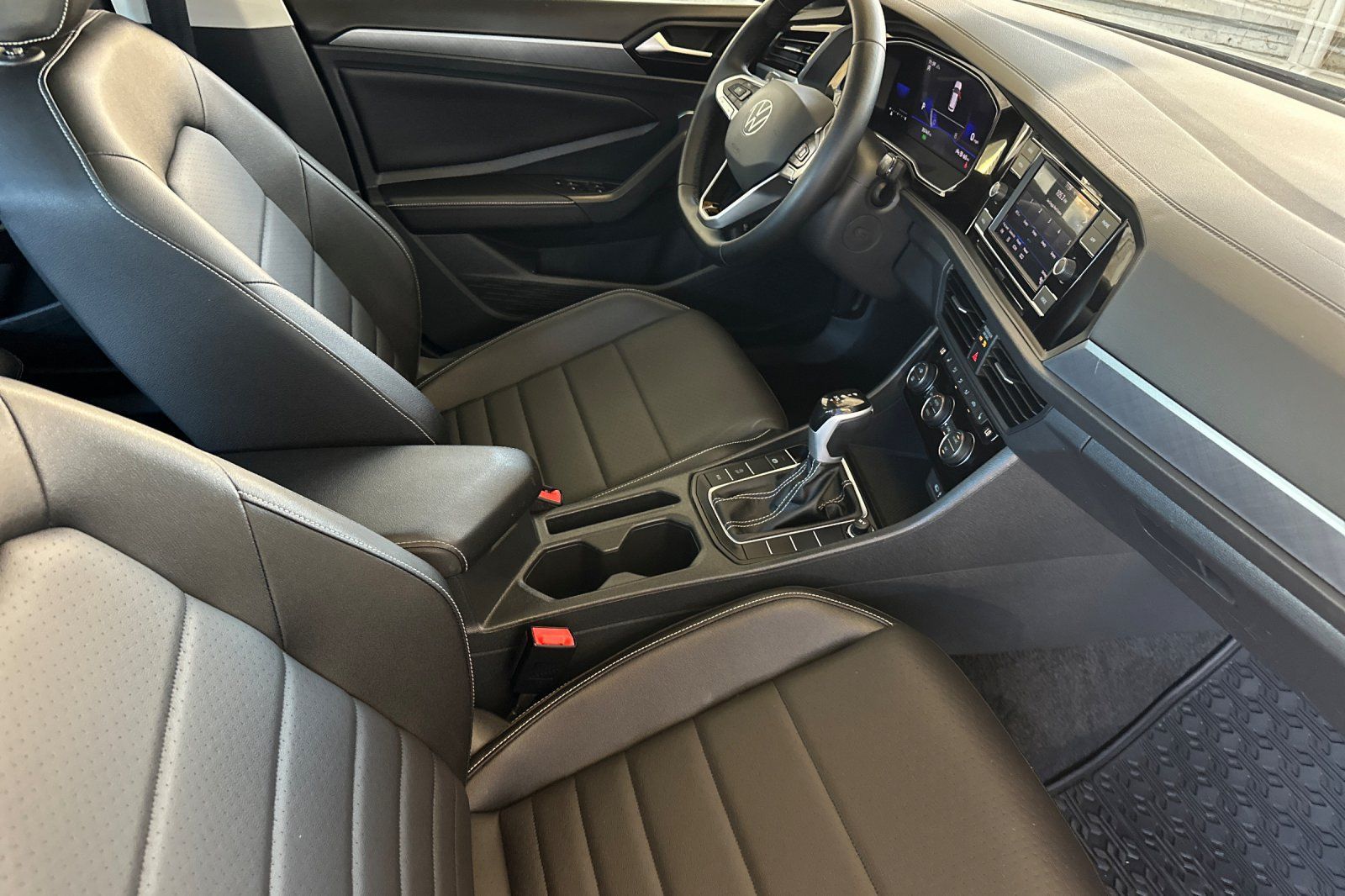 Used 2024 Volkswagen Jetta SE w/ Panoramic Sunroof Package FWD image 15