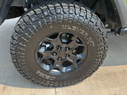 Used 2023 Jeep Gladiator Sport w/ Off Road Group image 11